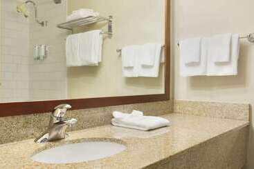 هتل Ramada By Wyndham Belleville Harbourview Conference Center