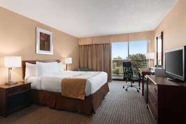 هتل Ramada By Wyndham Belleville Harbourview Conference Center