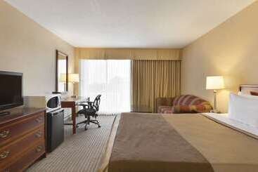 هتل Ramada By Wyndham Belleville Harbourview Conference Center