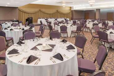 هتل Ramada Plaza By Wyndham Calgary Downtown