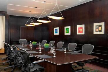 هتل Sheraton Cavalier Calgary