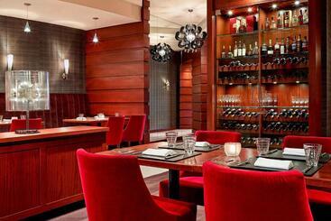 هتل Sheraton Cavalier Calgary