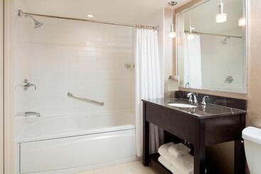 هتل Sheraton Cavalier Calgary