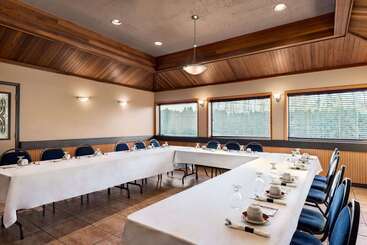 هتل Travelodge By Wyndham Abbotsford Bakerview