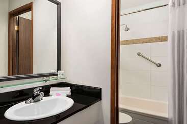 هتل Travelodge By Wyndham Abbotsford Bakerview