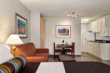 هتل Travelodge By Wyndham Abbotsford Bakerview