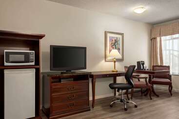 هتل Travelodge By Wyndham Abbotsford Bakerview