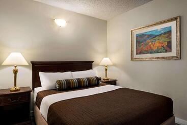 هتل Travelodge By Wyndham Abbotsford Bakerview