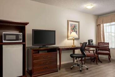 هتل Travelodge By Wyndham Abbotsford Bakerview