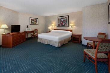 هتل Travelodge By Wyndham Amherst