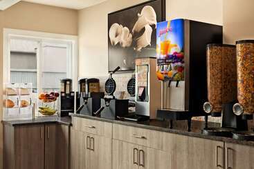 هتل Travelodge By Wyndham Calgary South