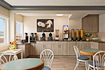 هتل Travelodge By Wyndham Calgary South