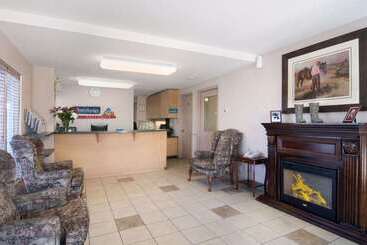 هتل Travelodge By Wyndham Calgary South