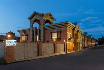 هتل Travelodge By Wyndham Calgary South