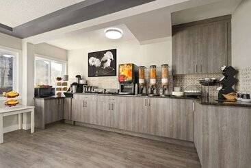 هتل Travelodge By Wyndham Calgary South