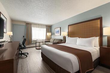 هتل Travelodge By Wyndham Calgary South