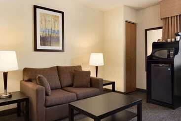 هتل Travelodge By Wyndham Edmonton South