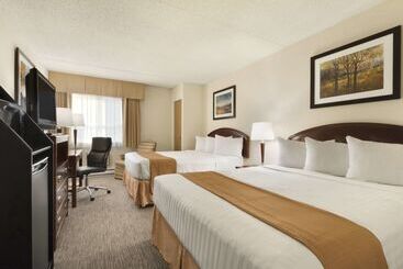 هتل Travelodge By Wyndham Edmonton South