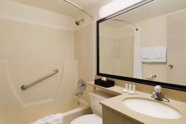 هتل Travelodge By Wyndham Edmonton South
