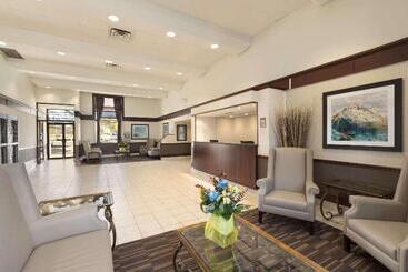 هتل Travelodge By Wyndham Edmonton South