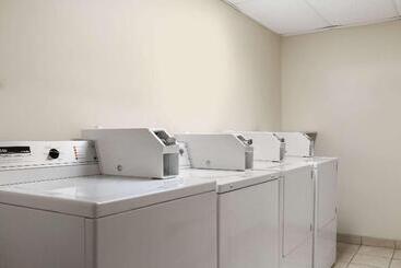 هتل Travelodge By Wyndham Edmonton South