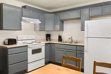 هتل Travelodge By Wyndham Edmonton West