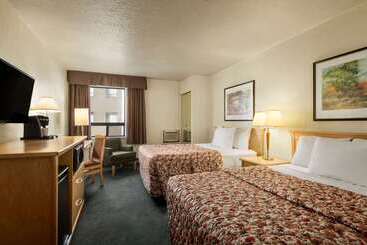 هتل Travelodge By Wyndham Edmonton West