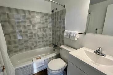 هتل Anavada Inn & Suites  Prince George