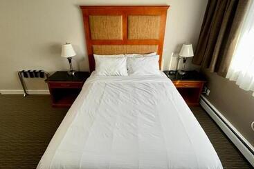 هتل Anavada Inn & Suites Prince George
