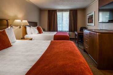 هتل Best Western Plus Guildwood Inn