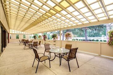 هتل Best Western Plus Guildwood Inn
