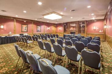 هتل Best Western Plus Guildwood Inn