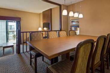 هتل Best Western Plus Lamplighter Inn & Conference Centre