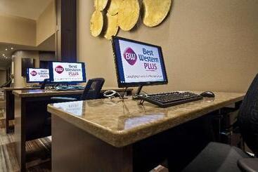 هتل Best Western Plus Lamplighter Inn & Conference Centre