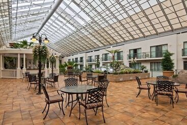 هتل Best Western Plus Lamplighter Inn & Conference Centre