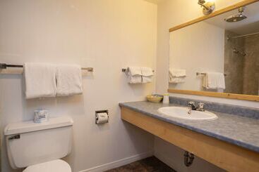 هتل Canadas Best Value Inn River View
