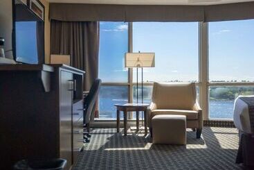 هتل Clarion Lakeside Inn & Conference Centre