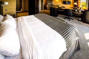 هتل Clarion Lakeside Inn & Conference Centre