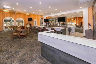 בית מלון כפרי Clarion Pointe