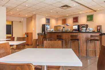 هتل Comfort Suites Downtown