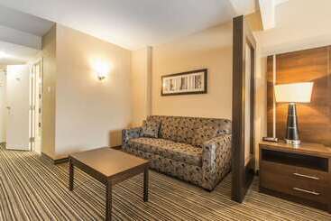 هتل Comfort Suites Downtown
