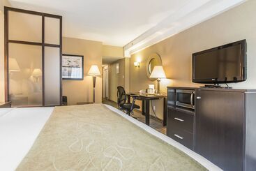 هتل Comfort Suites Downtown