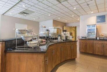 هتل Comfort Suites Downtown
