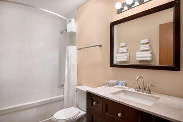 هتل Days Inn By Wyndham Nanaimo