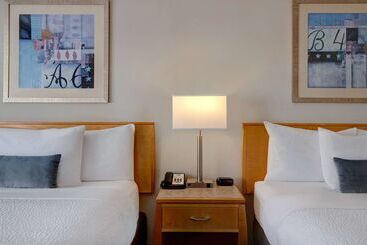 فندق Days Inn By Wyndham Victoria Airport Sidney