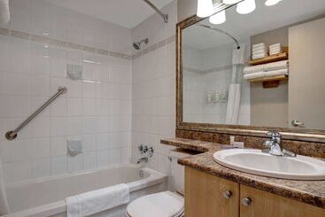 ホテル Days Inn By Wyndham Victoria Uptown