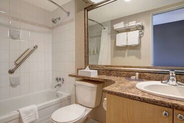 ホテル Days Inn By Wyndham Victoria Uptown