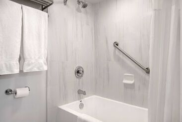 ホテル Days Inn By Wyndham Victoria Uptown