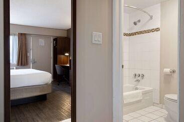 ホテル Days Inn By Wyndham Victoria Uptown