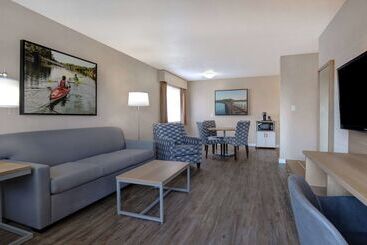 ホテル Days Inn By Wyndham Victoria Uptown